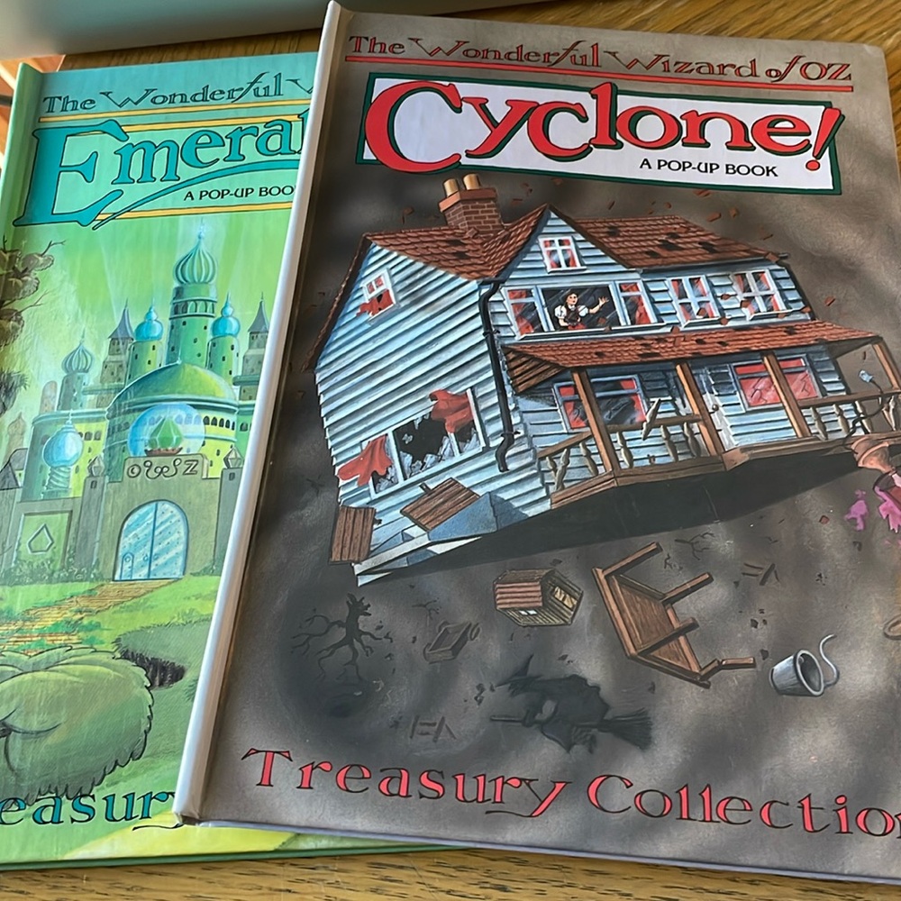 2 The Wonderful Wizard of Oz Pop-Up Books - Emerald City - Cyclone!